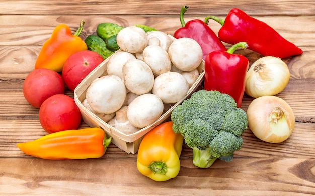 Mucchio di diverse verdure sul tavolo di legno