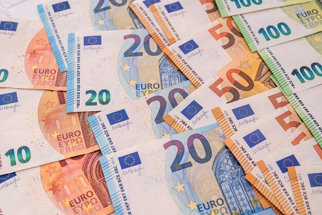 Mucchio di euro diversi soldi. finanza. banconote europee