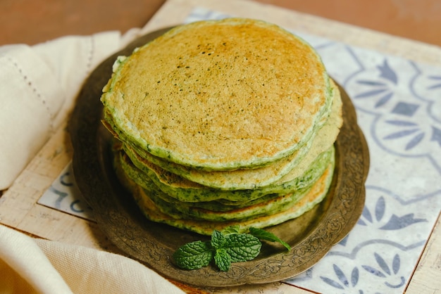 Mucchio di frittelle di spinaci verdi