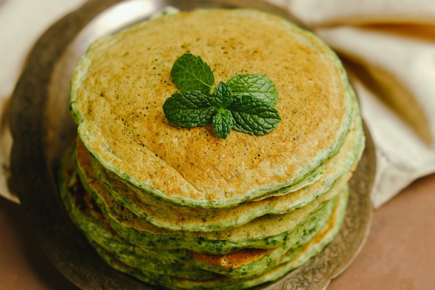 Mucchio di frittelle di spinaci verdi