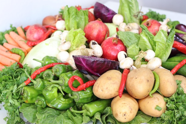 Mucchio di frutta e verdura fresca lucida nel ristorante