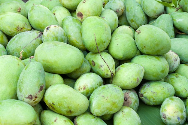 Mucchio di frutta fresca di mango verde nel mercato in thailandia