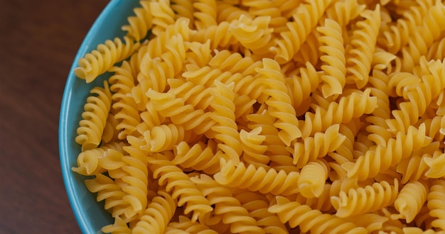 Mucchio di fusilli sul piatto