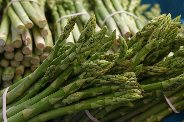 Mucchio di germogli di asparagi verdi freschi da vicino