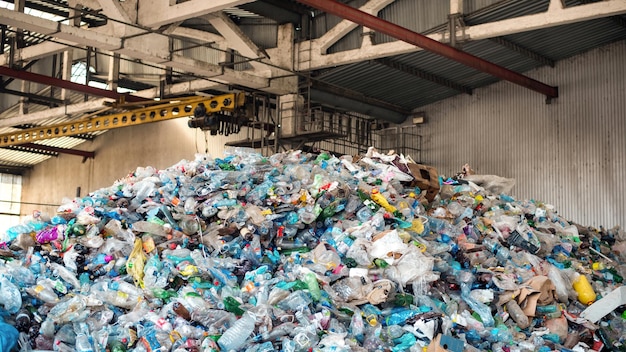 Mucchio di immondizia di plastica presso l'impianto di smistamento dei rifiuti