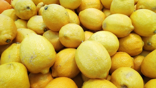 Mucchio di limoni gialli