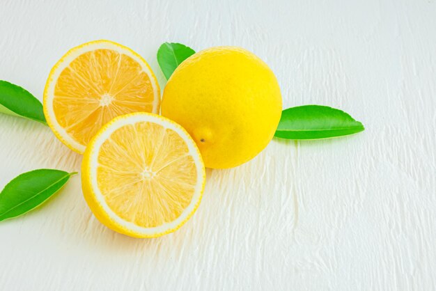 Mucchio di limoni su tavola di legno, concetti di cibi e bevande, vitamine per la salute