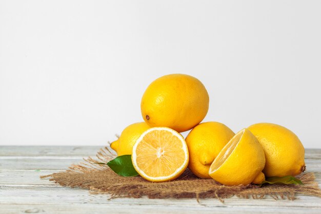 Mucchio di limoni sulla tavola di legno