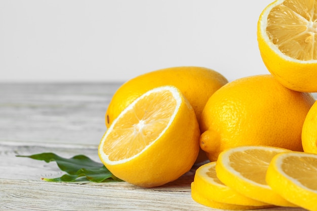 Mucchio di limoni sulla tavola di legno