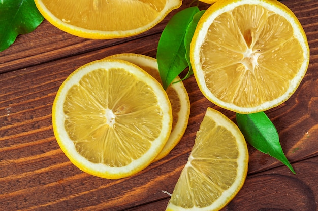 Mucchio di limoni sulla tavola di legno