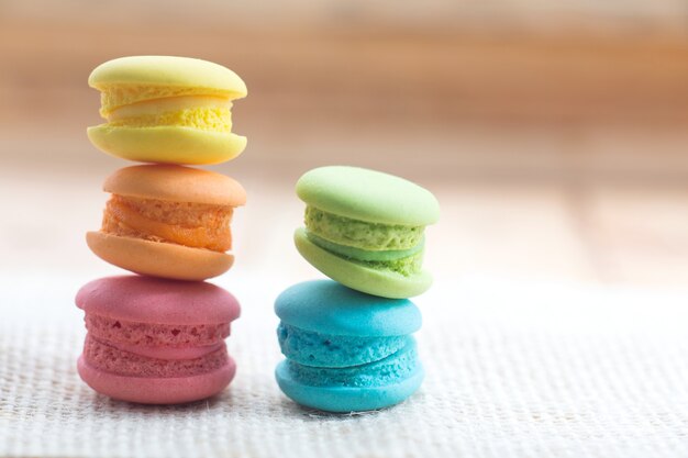 Mucchio di macarons colorati francesi sul tavolo.