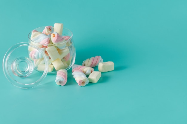 Mucchio di marshmallow colorati intrecciati