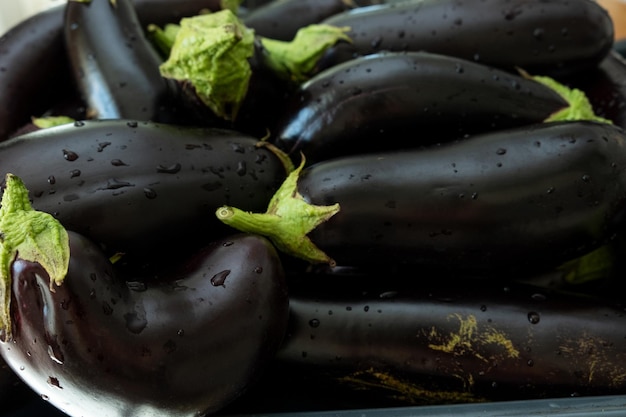 Mucchio di melanzane fresche viola close up Full frame sfondo naturale Alimenti biologici sani