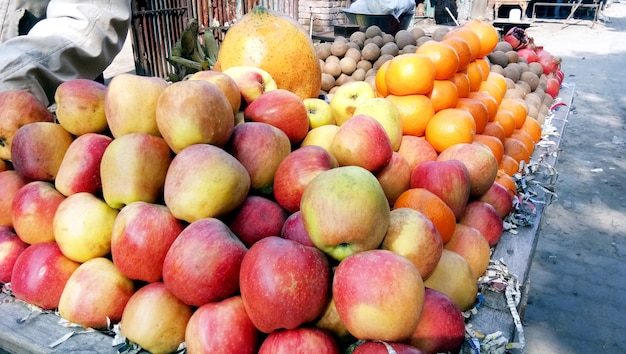 Mucchio di mele indiane da vendere nel mercato locale