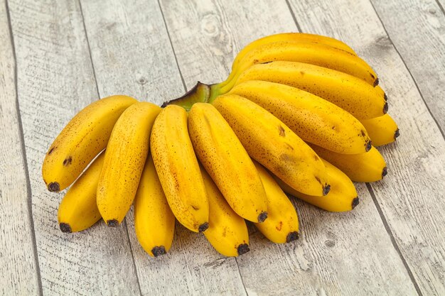 Mucchio di mini banana dolce maturo