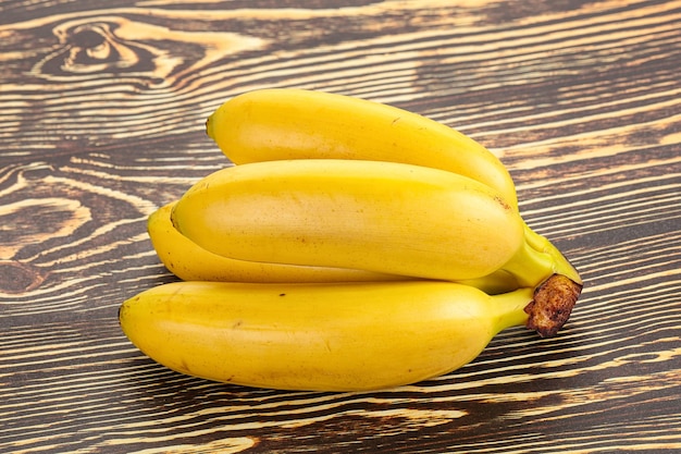 Mucchio di mini banana gustoso dolce maturo