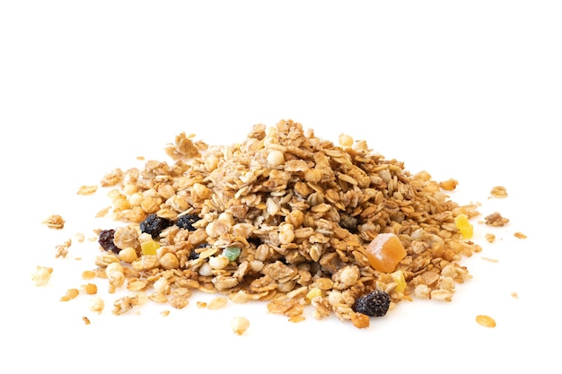 Mucchio di muesli isolato su sfondo bianco