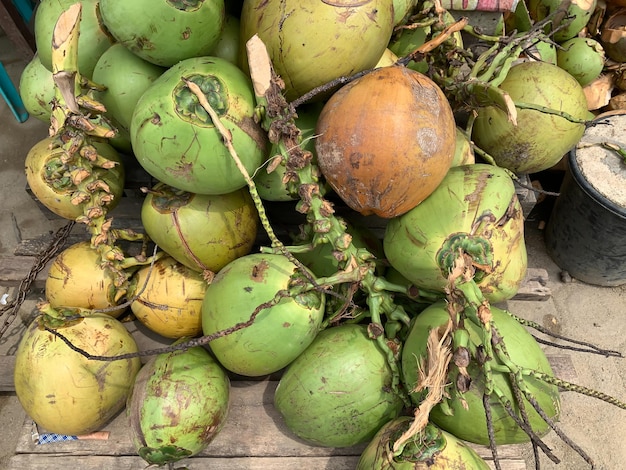 Mucchio di noci di cocco in una bancarella del mercato tradizionale