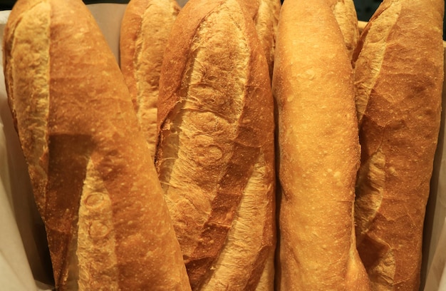 Mucchio di pagnotte di baguette francesi in una panetteria