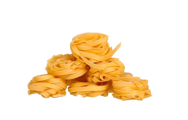 Mucchio di pasta su bianco