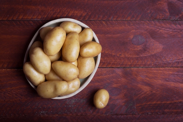 Mucchio di patate crude nella ciotola