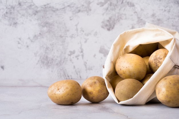 Mucchio di patate in un sacchetto di stoffa