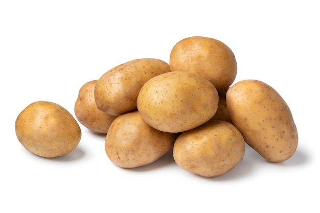 Mucchio di patate Nicola crude fresche isolate su sfondo bianco
