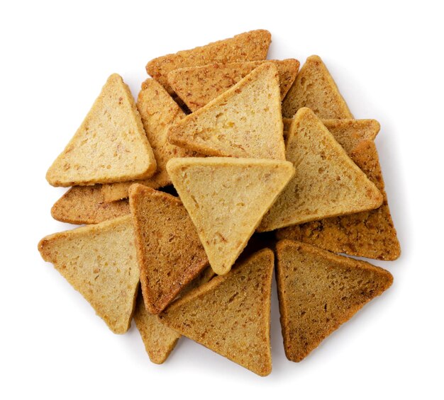 Mucchio di patatine triangolari hummus snack closeup su una vista dall'alto bianco
