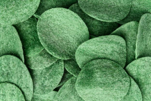 Mucchio di patatine verdi con cipolla verde isolato su sfondo bianco.