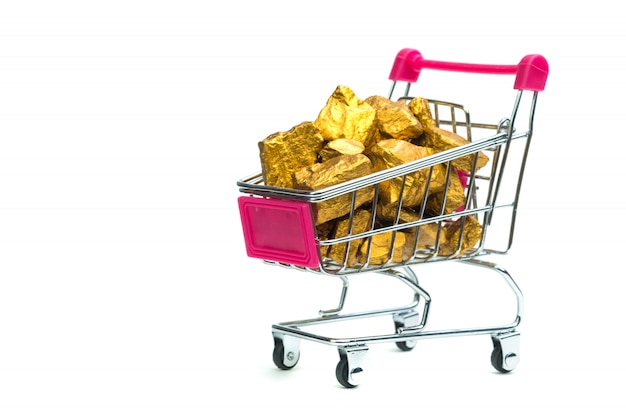 Mucchio di pepite d&#39;oro o minerale d&#39;oro nel carrello della spesa o carrello del supermercato