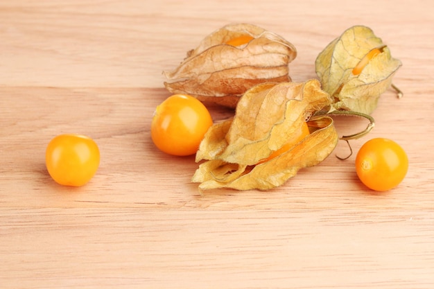 Mucchio di Physalis su fondo di legno