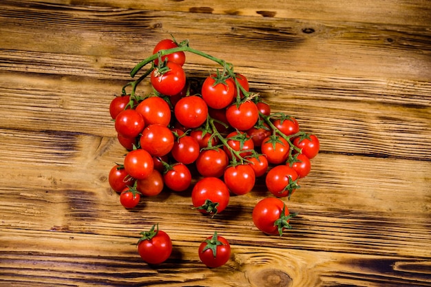 Mucchio di piccoli pomodorini su tavola di legno rustica