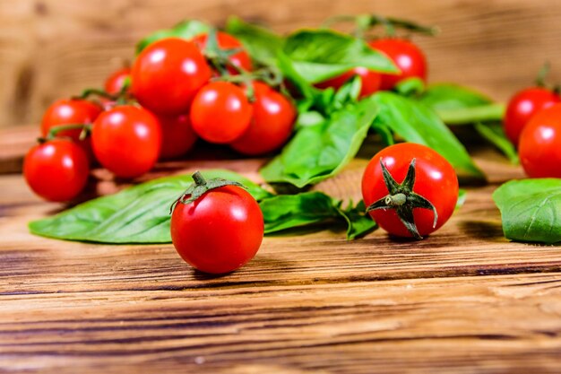 Mucchio di piccoli pomodorini su tavola di legno rustica