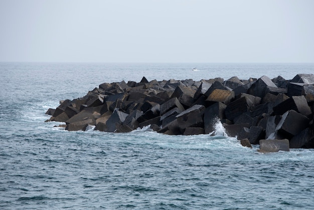 mucchio di pietre frangiflutti sulla costa