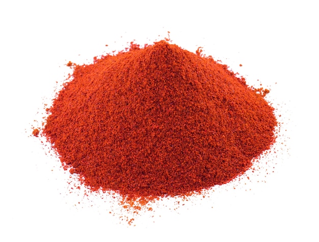 Mucchio di polvere di peperoncino rosso su sfondo bianco