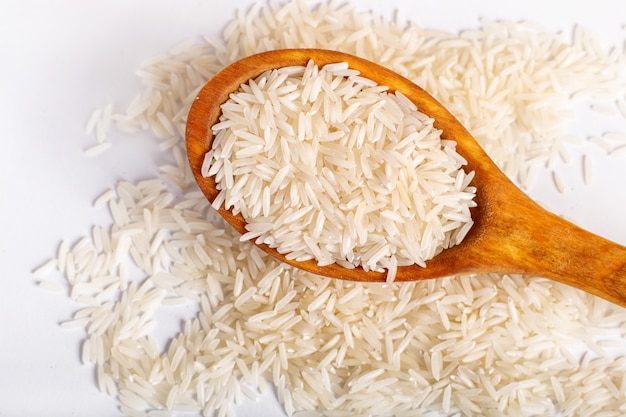 Mucchio di riso basmati in un cucchiaio di legno.