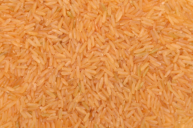 Mucchio di riso bronzo isolato su sfondo bianco