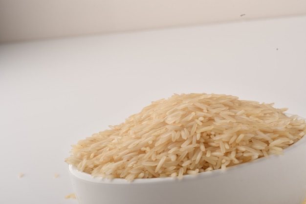 Mucchio di riso integrale su bianco