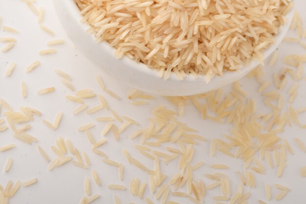 Mucchio di riso integrale su bianco