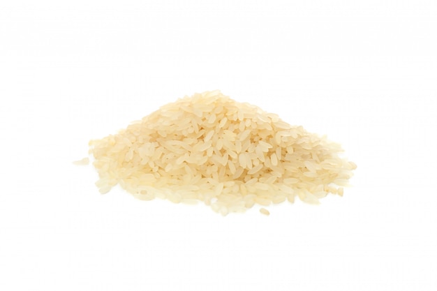 Mucchio di riso isolato su superficie bianca