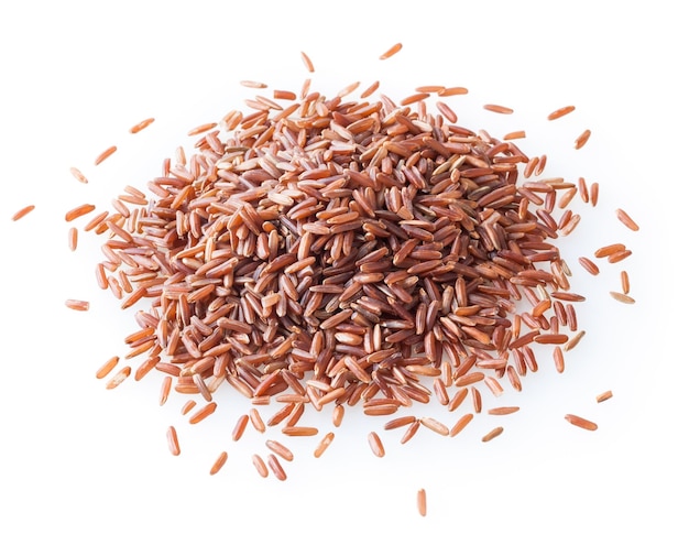 Mucchio di riso rosso cotto isolato su sfondo bianco