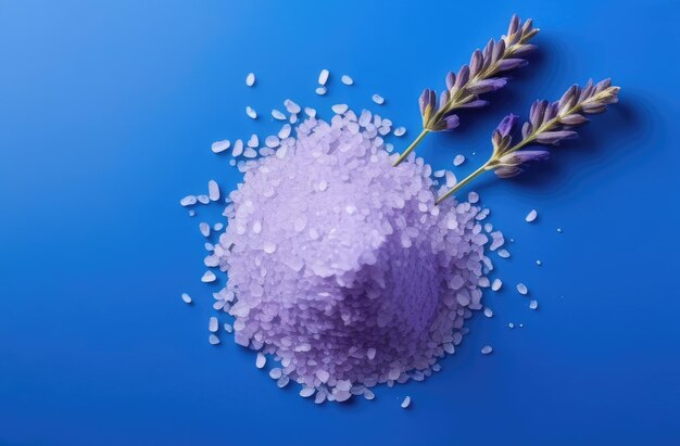 mucchio di sale marino viola con lavanda su sfondo blu prodotto per la cura della pelle e le procedure di bagno