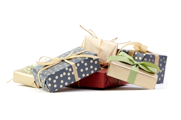 Mucchio di scatole regalo di Natale isolato su bianco Confezioni regalo avvolto per regali di vacanza