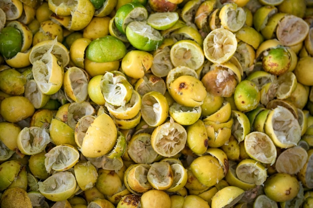 Mucchio di scorza di limone e lime tagliata a metà usata