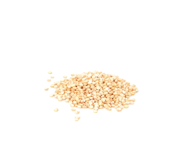 Mucchio di semi di quinoa di grano isolati su sfondo bianco