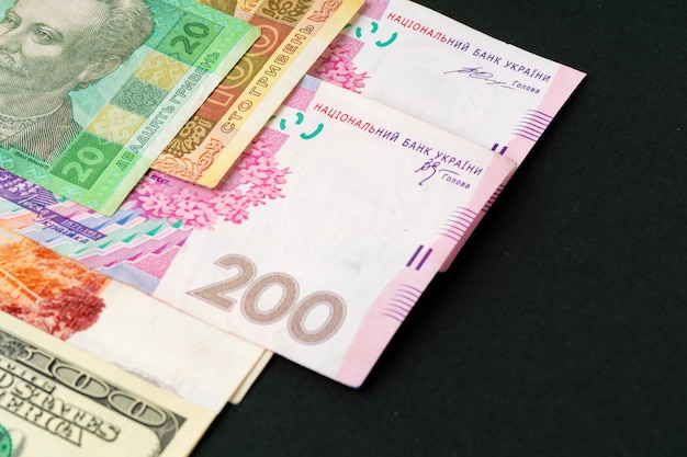 Mucchio di soldi da vicino, tre dollari statunitensi in valuta, rubli russi e grivna ucraina