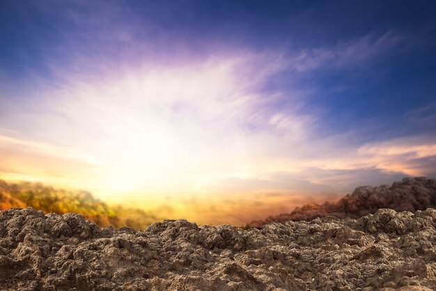 Mucchio di terra e terra sullo sfondo del tramonto