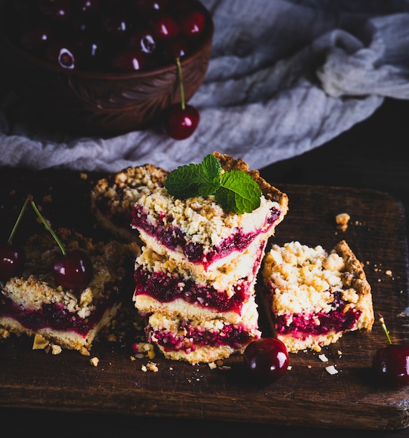 Mucchio di torta al forno con ciliegia