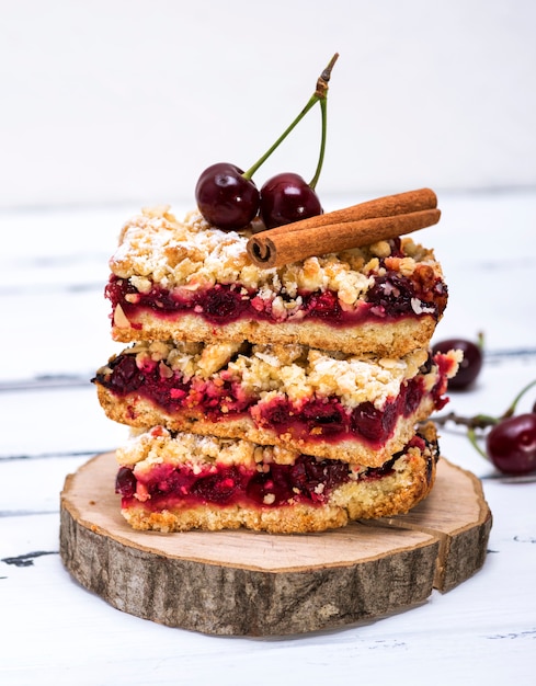 Mucchio di torta al forno con ciliegia