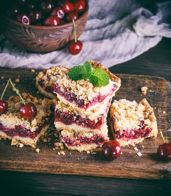 Mucchio di torta al forno con ciliegia